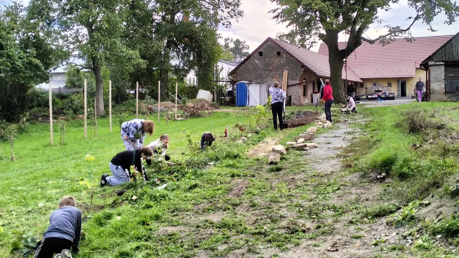 Mladí z Vysokých Popovic proměnili farní zahradu v otevřený a útulný prostor pro společné setkávání